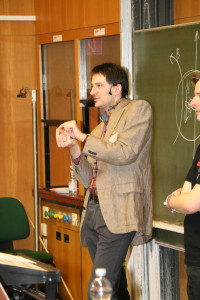 Prof. Dr. Thomas Schwetz-Mangold erklärt Neutrinophysik (Bild: NdW)
