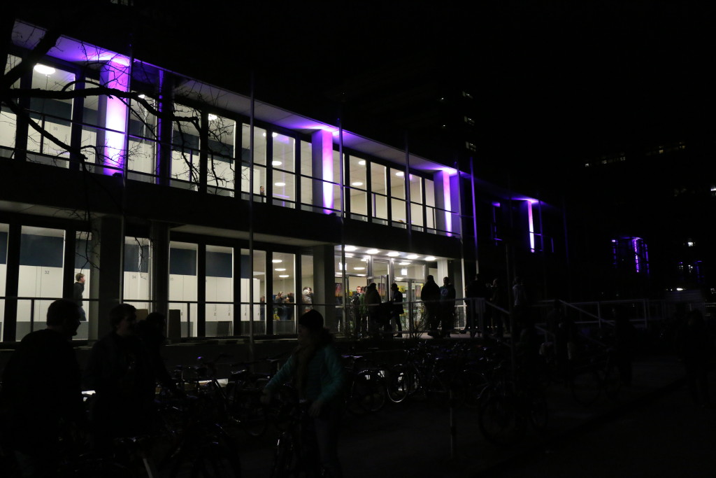 Wissenschaft bis tief in die Nacht im Chemiegebäude des KIT (Bild: NdW)