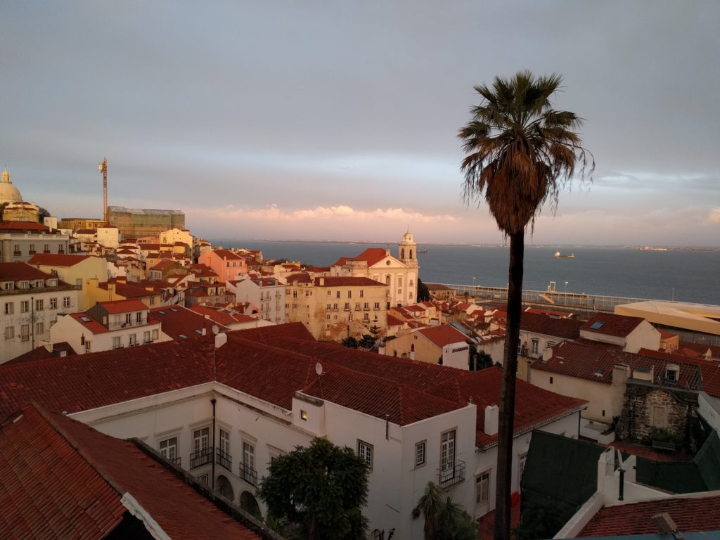 Blick über Stadt Lissabon auf das Meer