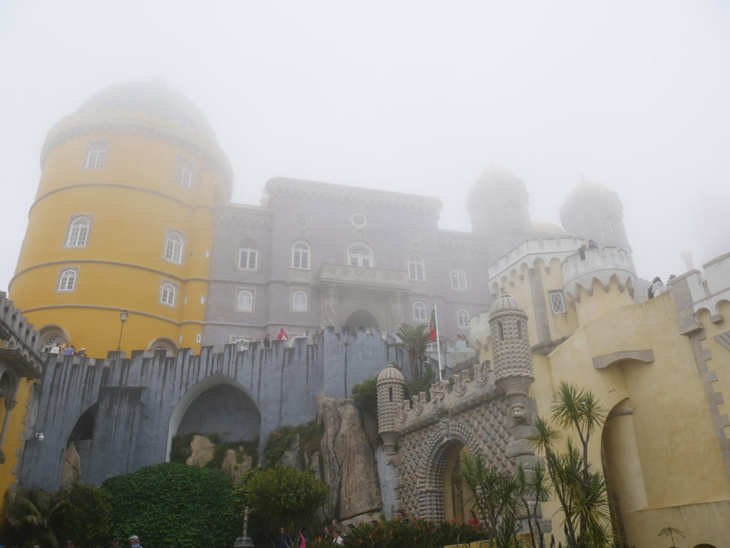 Schlossanlage im Nebeldunst
